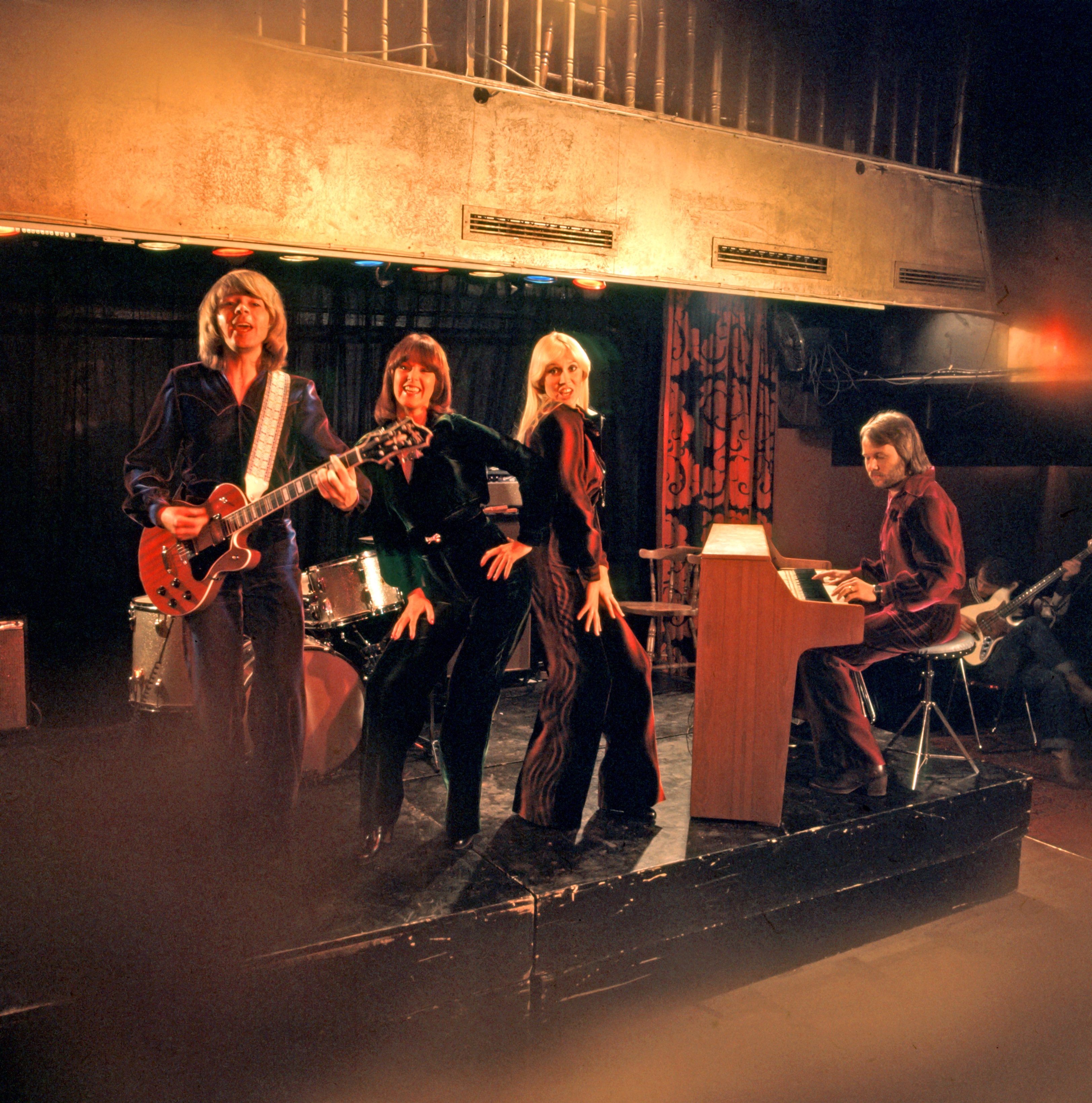 Abba does Dancing Queen Ola Lager Rockshot